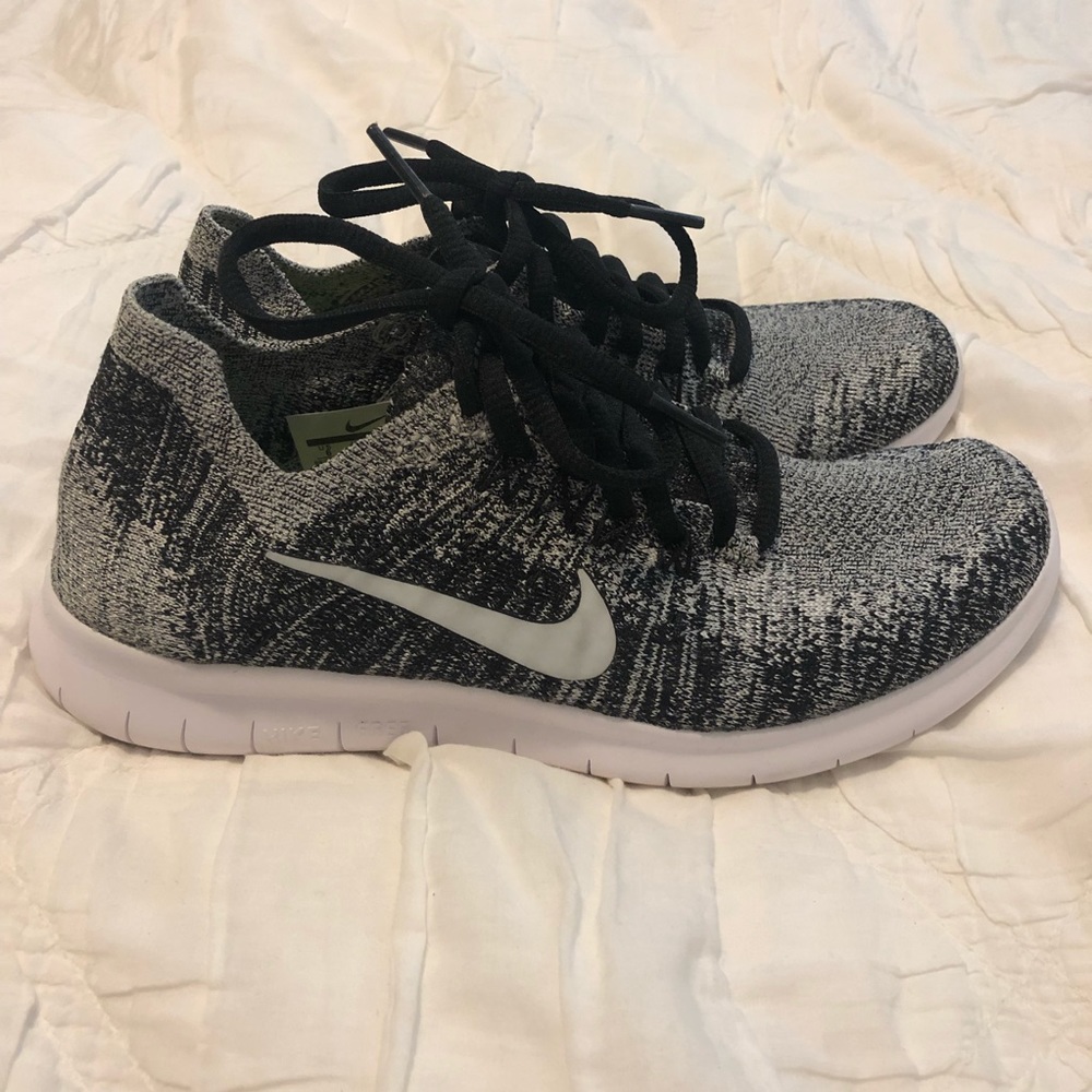 NWOT Size 6 Nike Flyknit Grey & Black Women’s